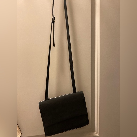 Black cross body bag with plenty of compartments to hold cards, cash keys lip - Picture 3 of 3